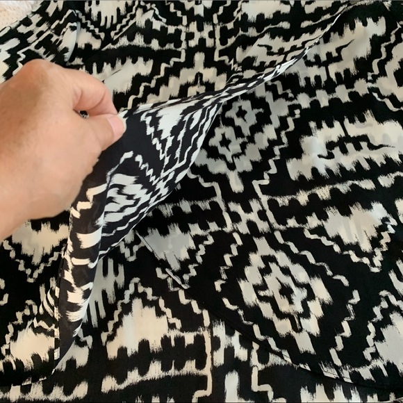 Patterned black & white Blouse with Interesting Back - XL - Picture 3 of 7